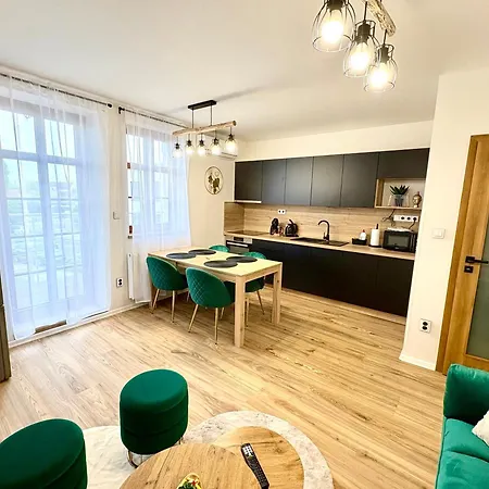 Apartman Asymetrik S Parkovanim A Moznosti Snidane